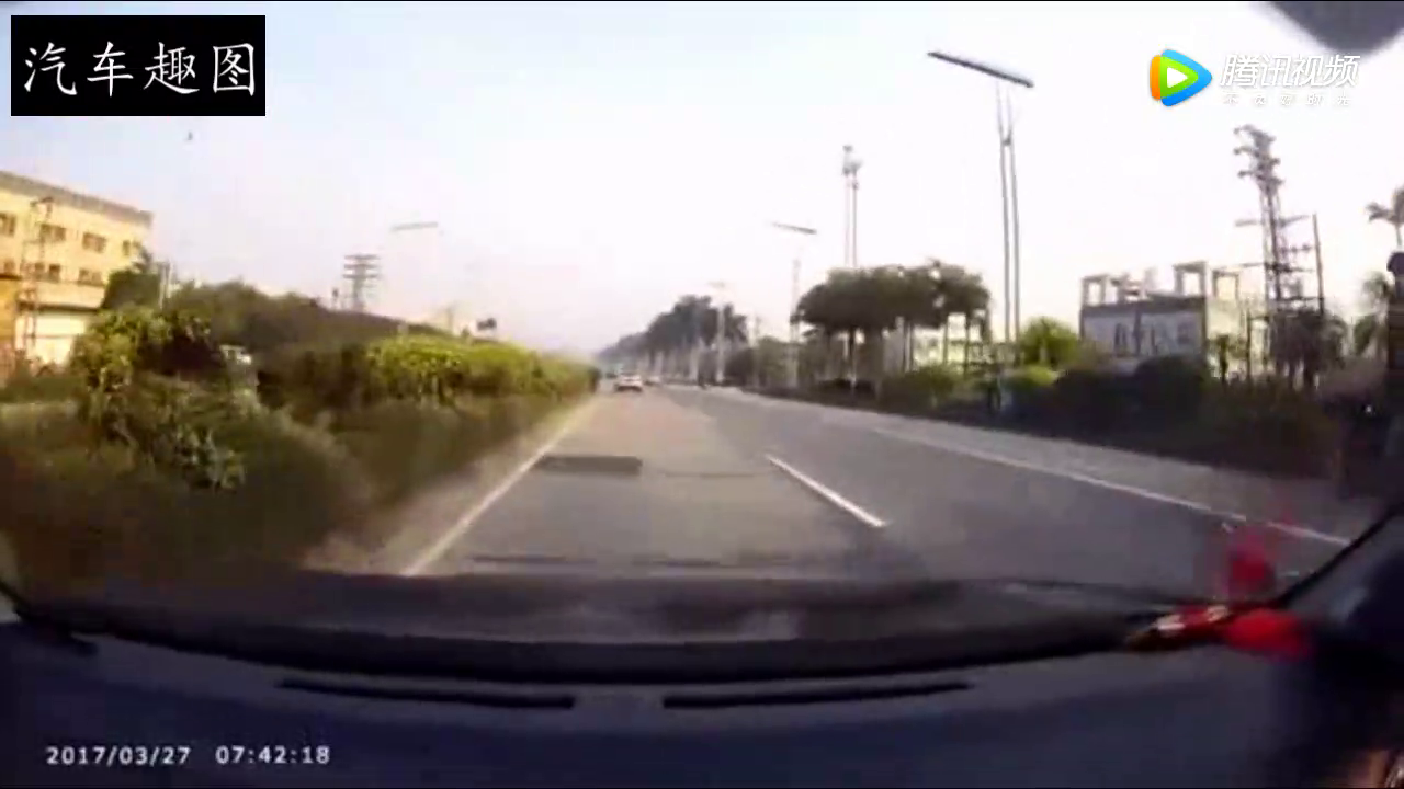 电动车这样变道以为没人敢撞他，接下来一幕是应得的！