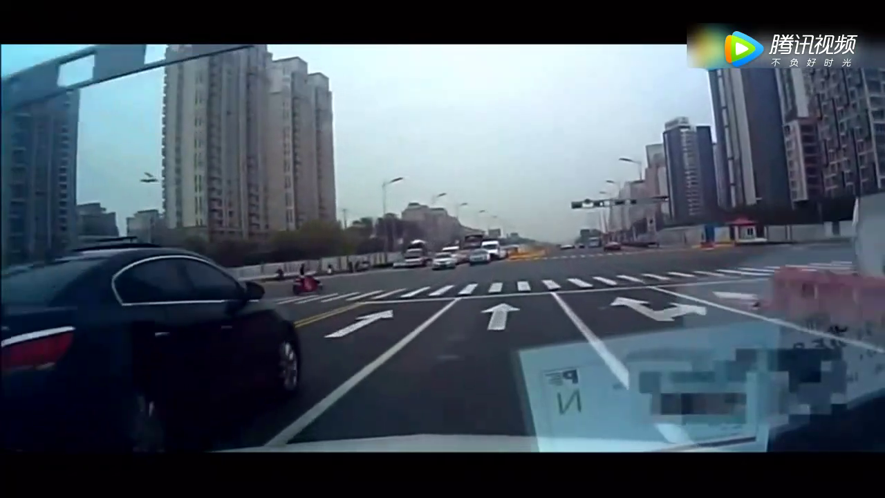 电动车闯红灯,本以为别克注定背黑锅,没想到他把锅甩给了奥迪