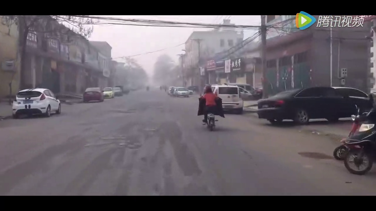 这谁家的孩子骑电动车乱舞，开车的大哥要忍不住了吧？