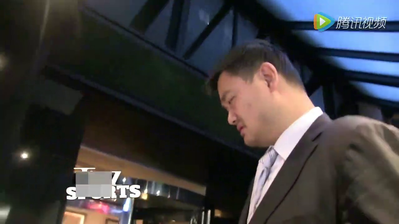 街头看到一个巨人钻进了一辆SUV 看清车主身份后我激动了