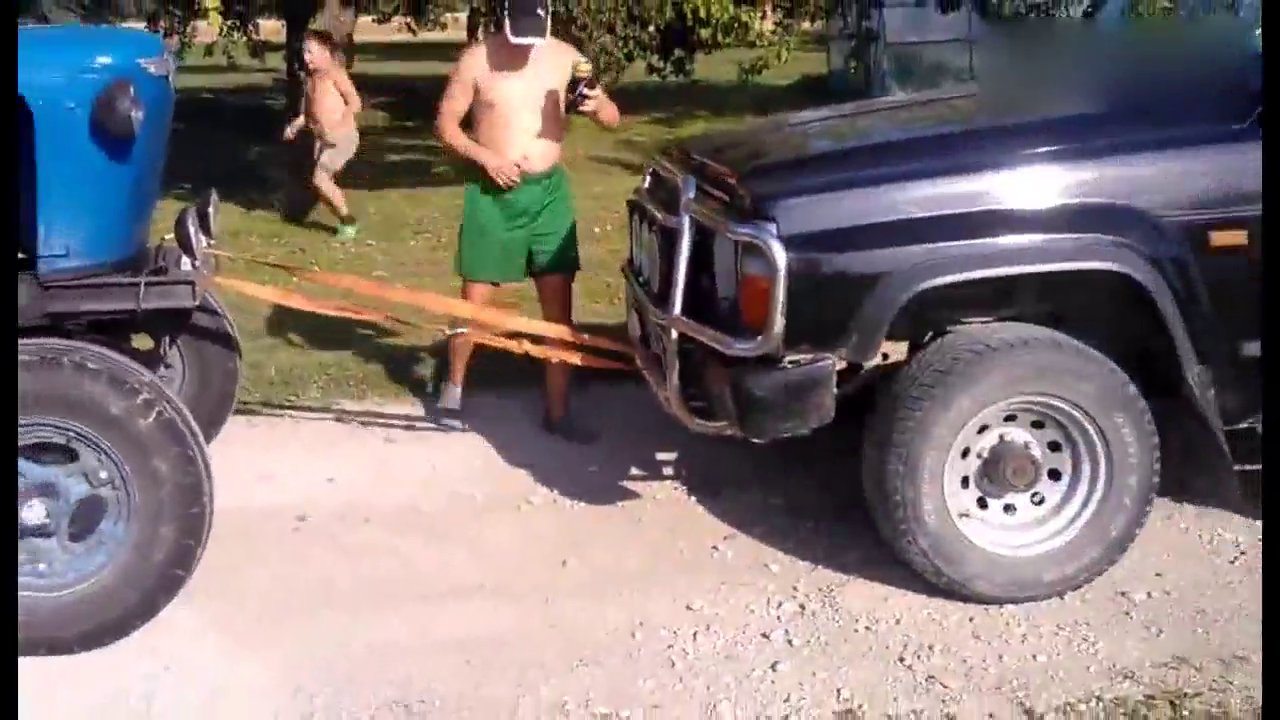 实拍拖拉机跟SUV干仗，这画面太猛烈了