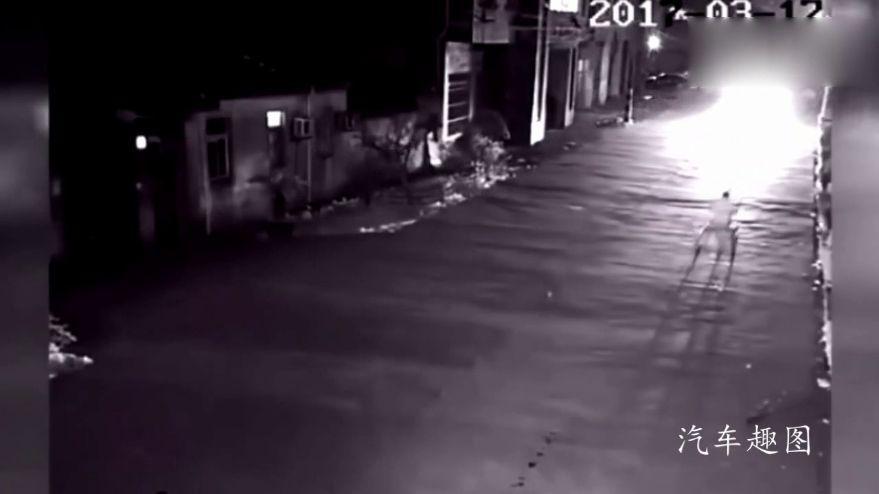 夜晚监控拍下这诡异车祸，这么亮的车灯，难道电动车真没看到？