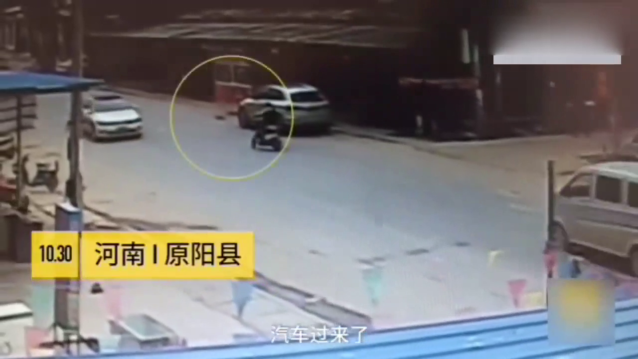 太猖狂了，电动车女子被面包车撞后追赶肇事车，竟再次遭到碾压