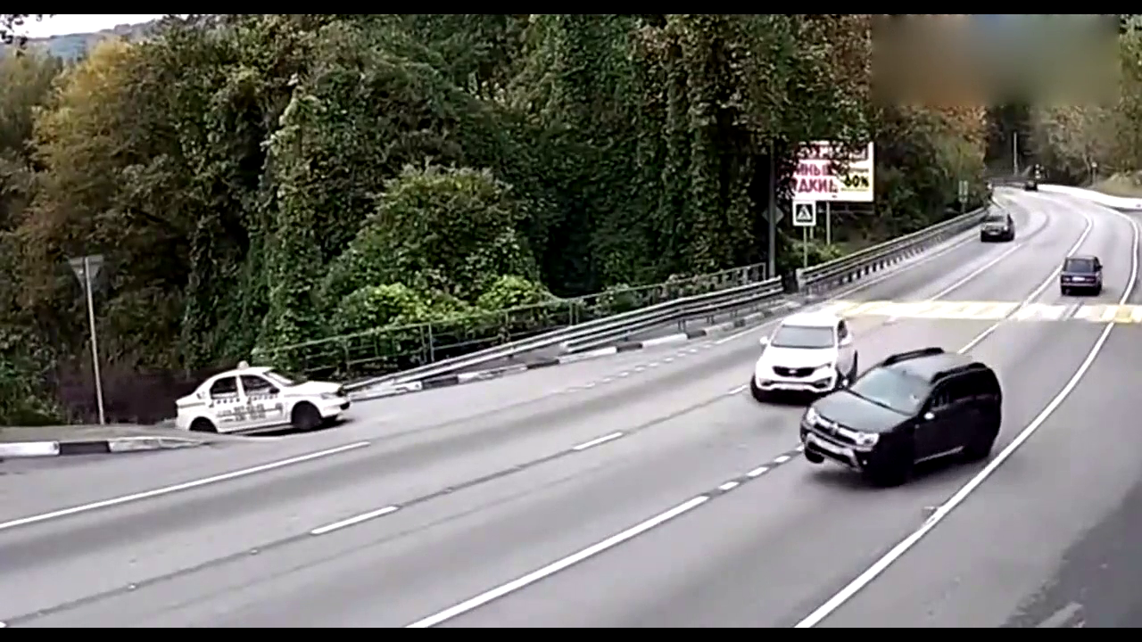 值得我们深思的车祸，小车轻打方向suv瞬间翻车