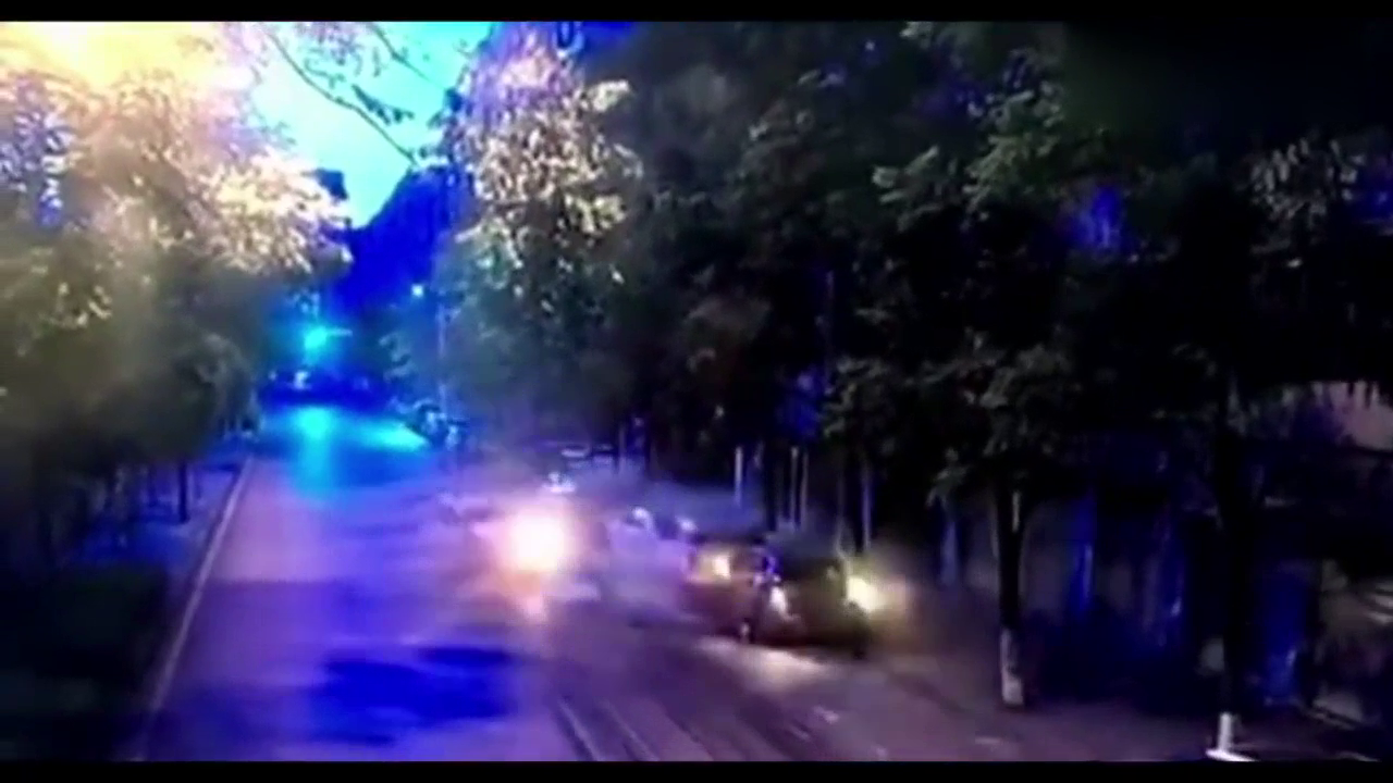 停在路边轿车没想到，会遭SUV这样要命一撞