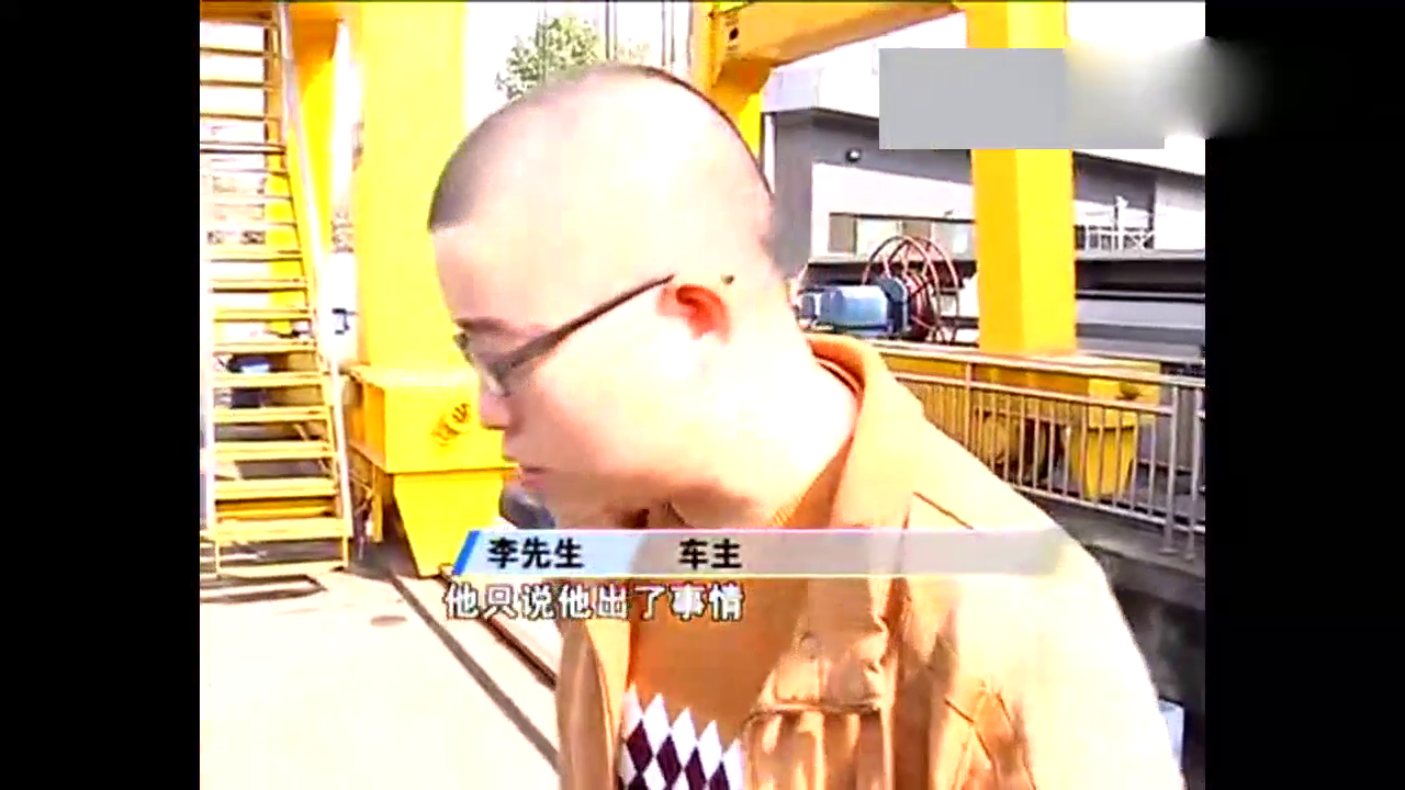 出租车落水，漂流两公里后被闸口拦下，所幸无人伤亡
