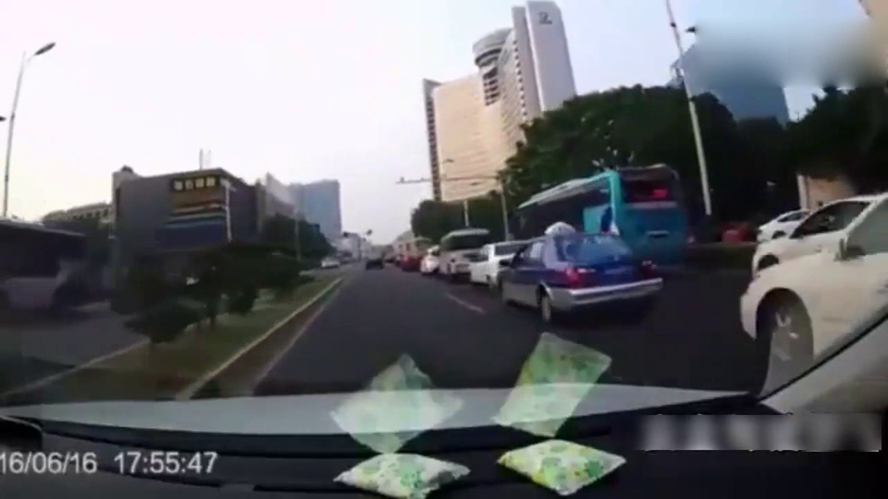 逆天电动车违章交通事故，真的触目惊心！