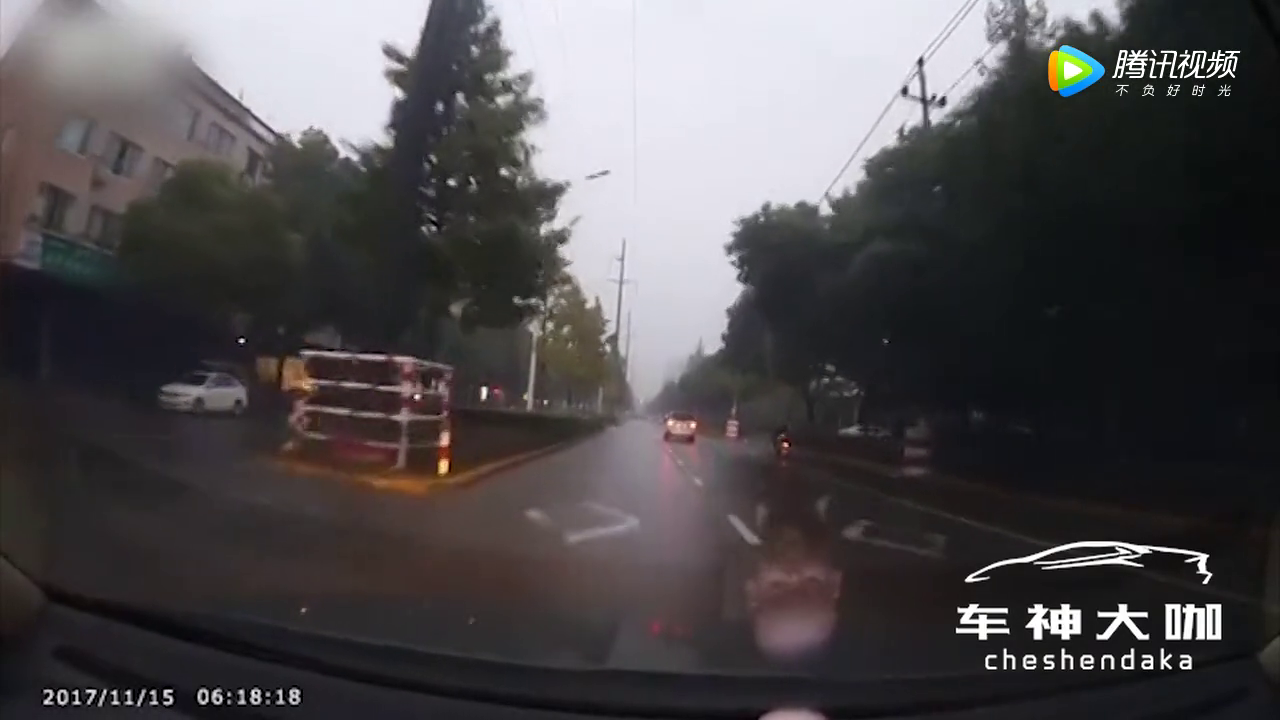 无奈遇上“狗探头”，心疼电动车。。。