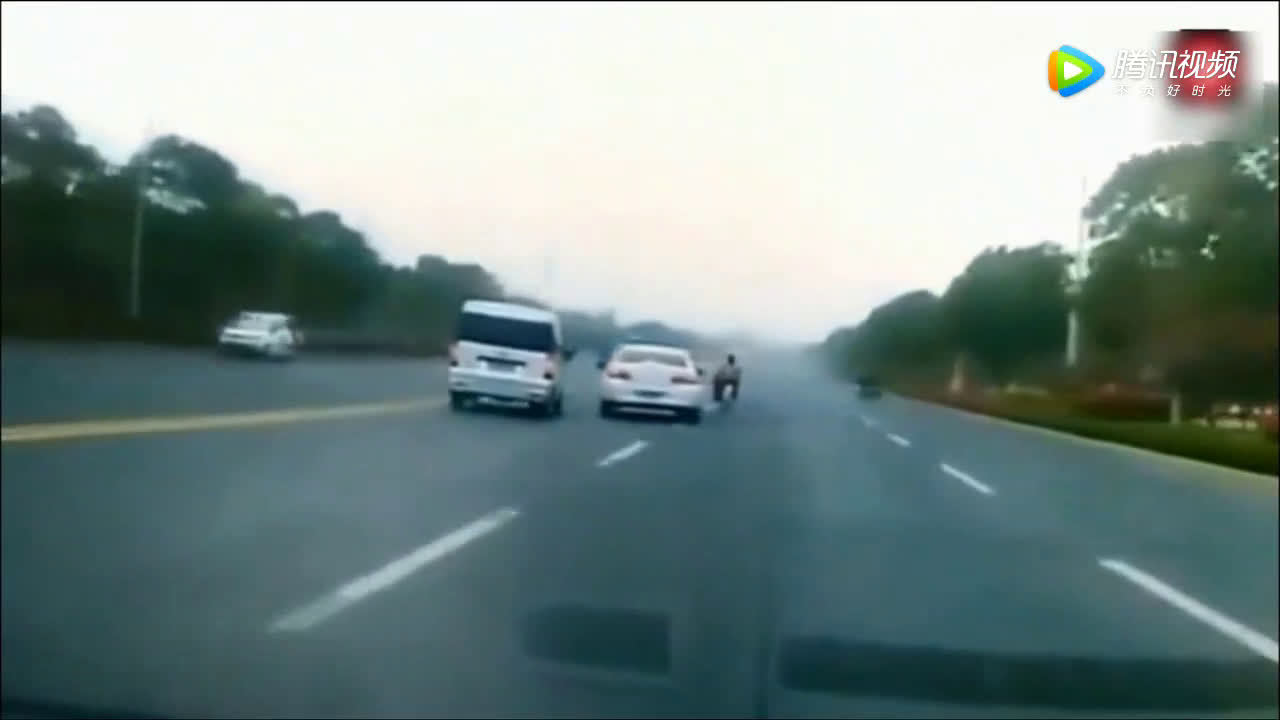 这电动车太让人烦，把面包车害成这样，监控拍下这气愤一幕！  ​