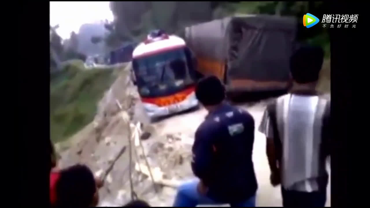 真不是开玩笑，国外客车经常在这山路错车，一般的技术是不行的  ​