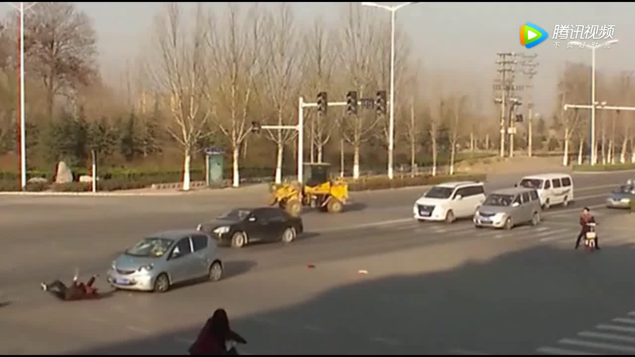 电动车女子明目张胆的闯红灯，最终付出了代价！  ​