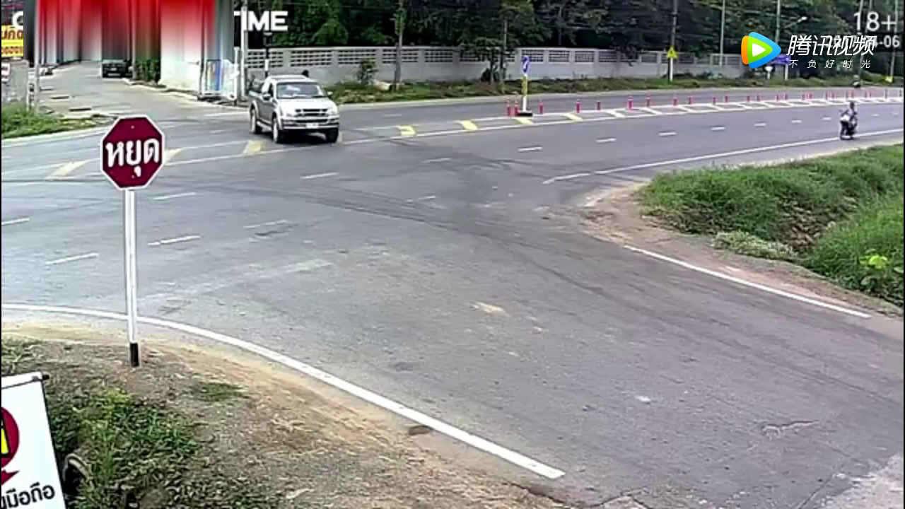 电动车路遇汽车谁也不让谁，结局有点出乎意料呀！