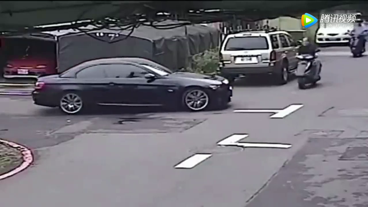 女司机撞倒电动车，下车看了一眼，立马撒腿就跑