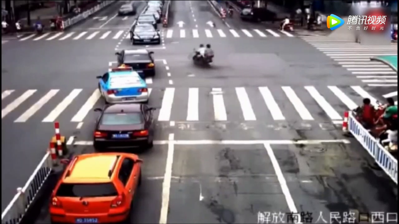 汽车司机痛恨电动车是有原因的，看完车祸视频瞬间你就明白了！