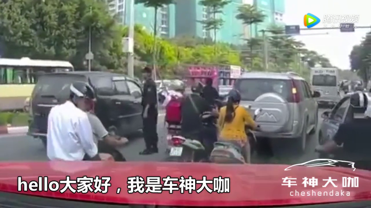 遇到电动车挡道，你敢不敢上去就是一巴掌？