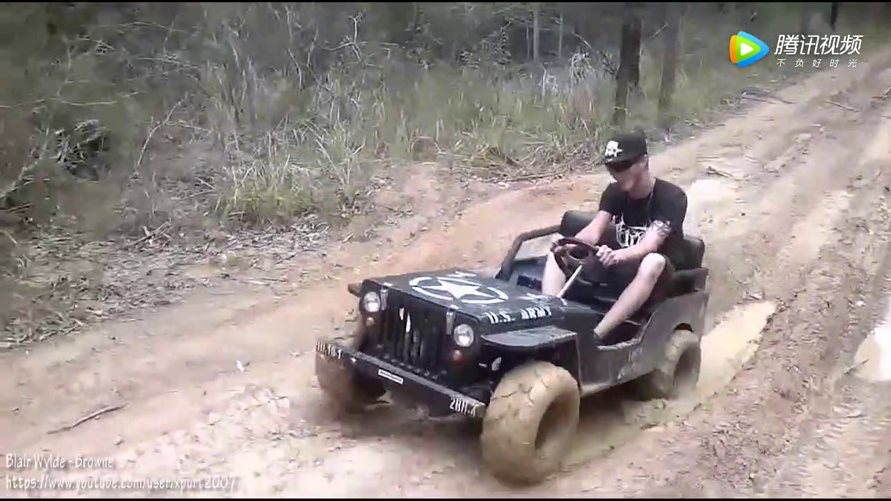 牛人纯手工制作的超级跑车，上车的那一刻明显尴尬了