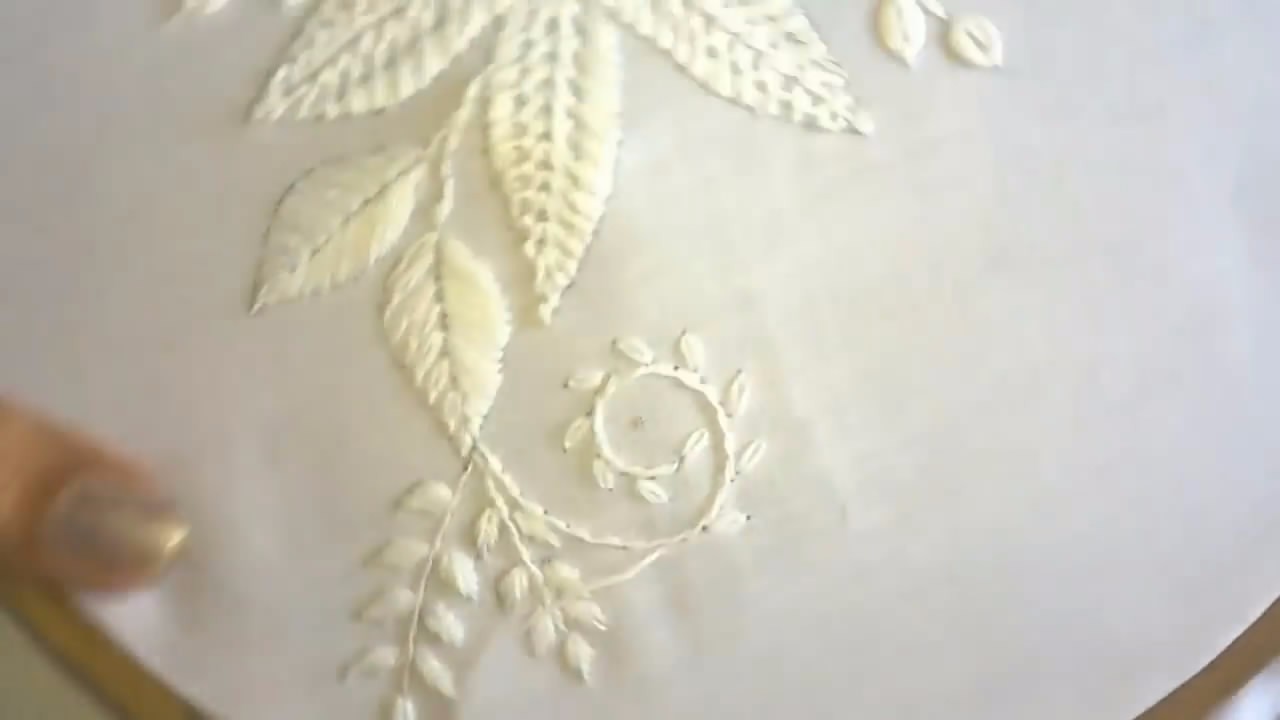 手工刺绣漂亮的六瓣花朵图案,步骤详细,简单易学,很有创意吧