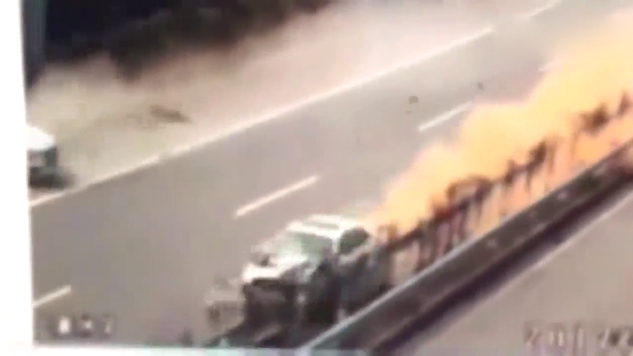 宝马高速路追尾前车后酿惨烈车祸 疑似疲劳驾驶 谨记交通安全