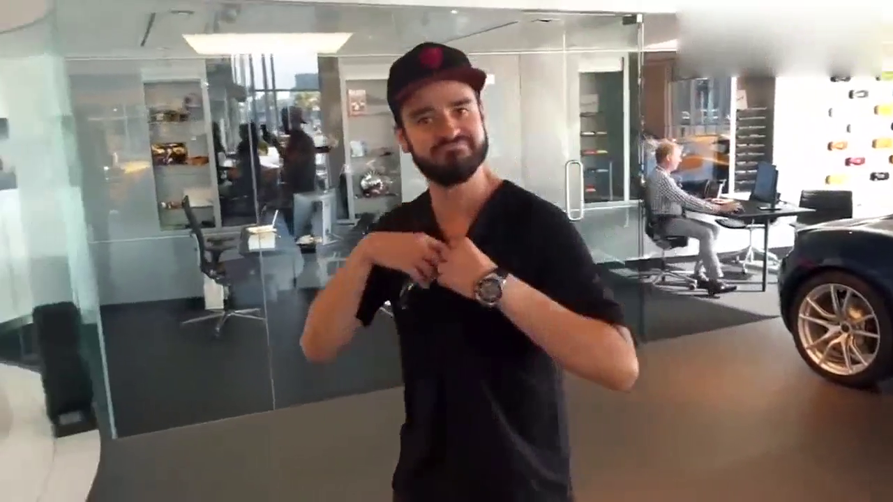 拉开遮车布十秒钟后，超级跑车的霸气刚刚开始！