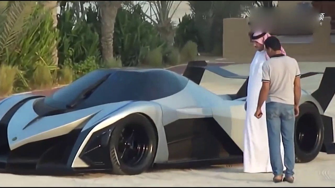 私人订制的超级跑车刚刚到货，转弯的那一刻，迪拜土豪蒙圈了！