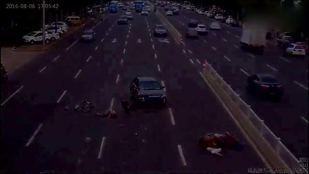 不守规矩的电动车的真的是很可气，看到付出惨痛代价感觉很可怜