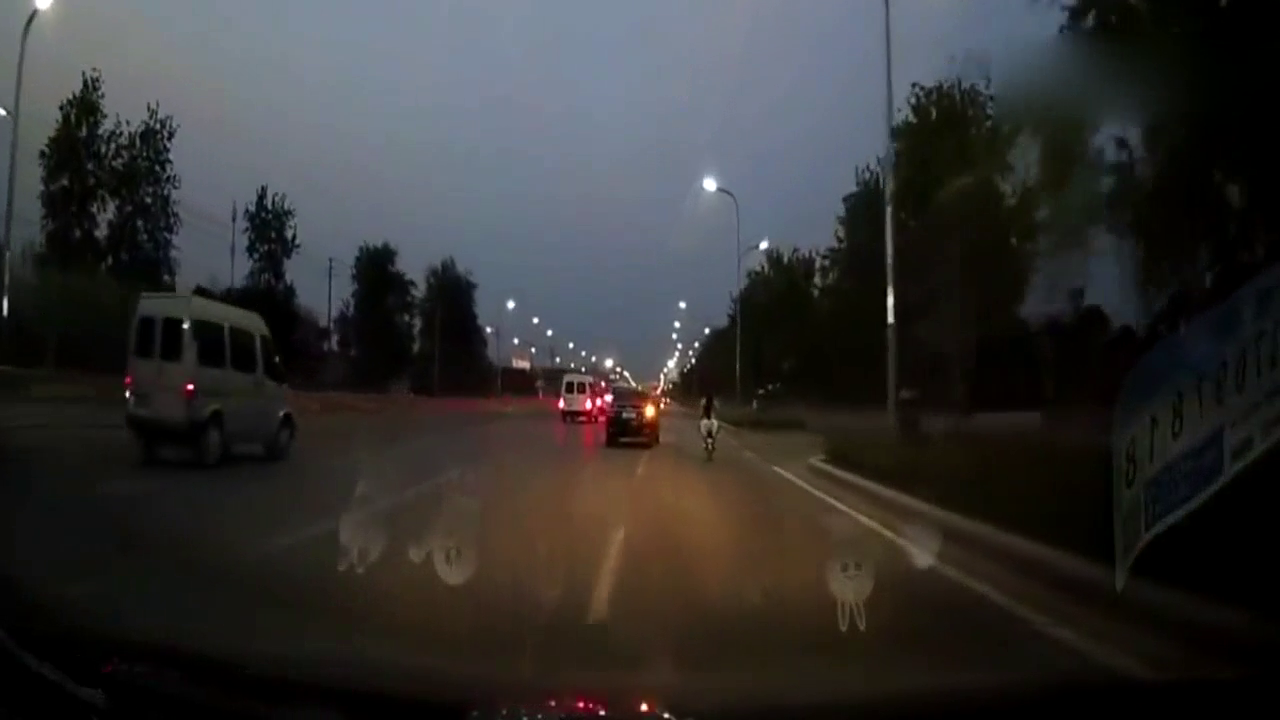 小情侣骑电动车 大马路上这是要上天的节奏？