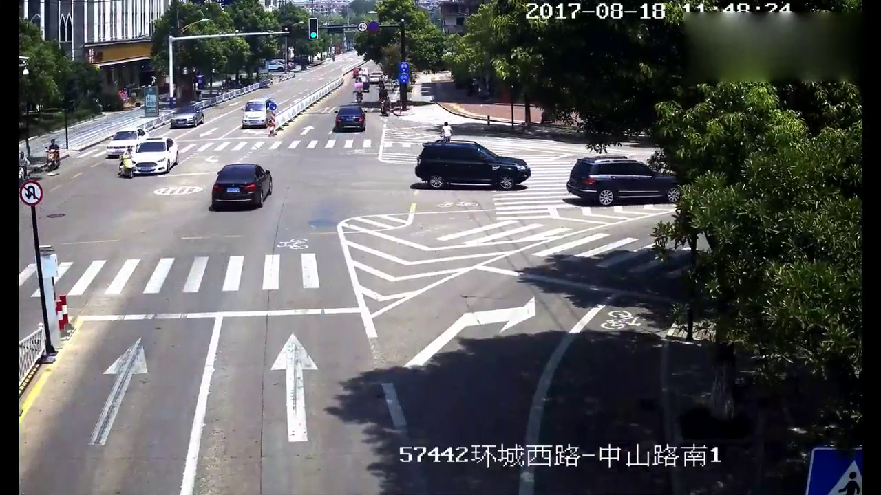 电动车司机任性变道，被女司机撞倒在地