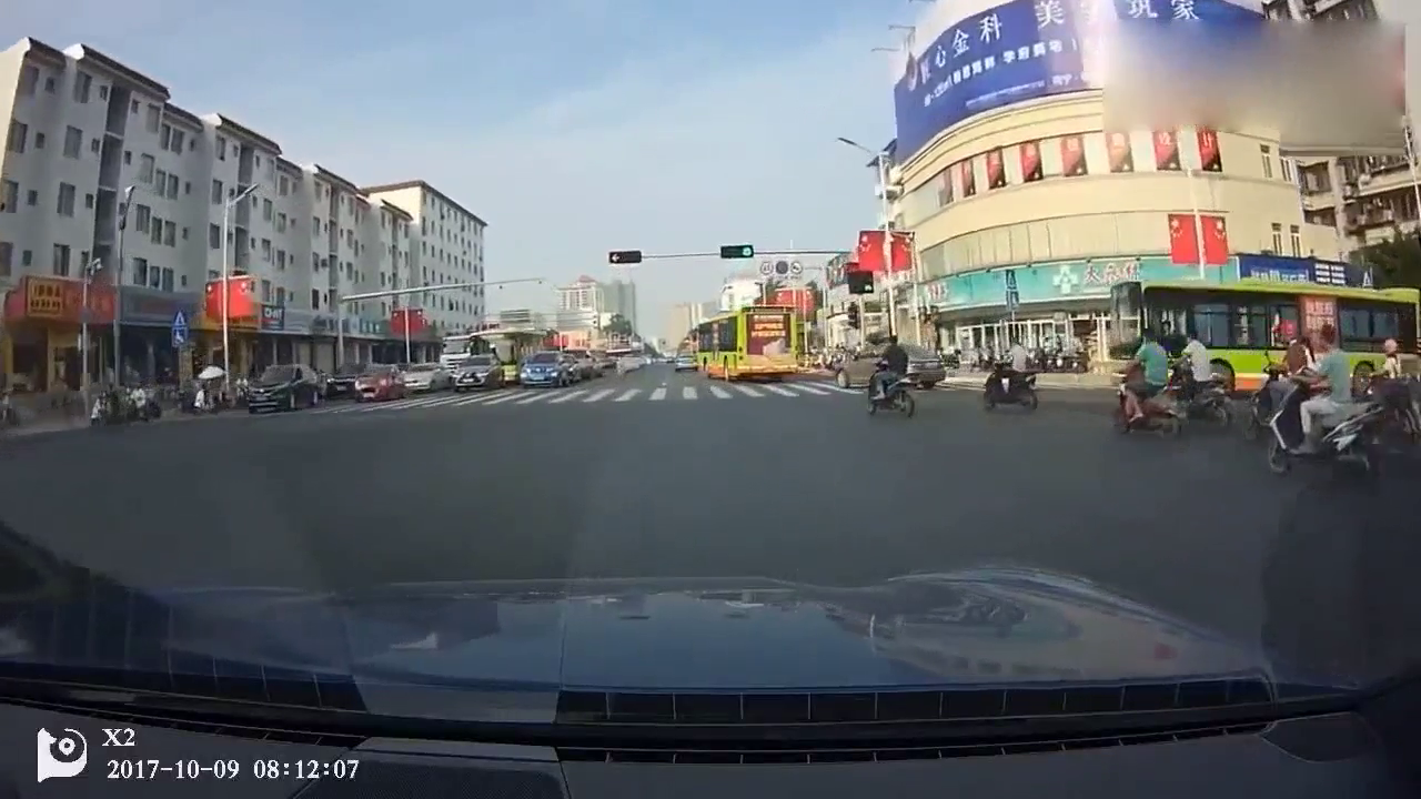 电动车偏往机动车道上跑，这辆轿车可真会教他做人