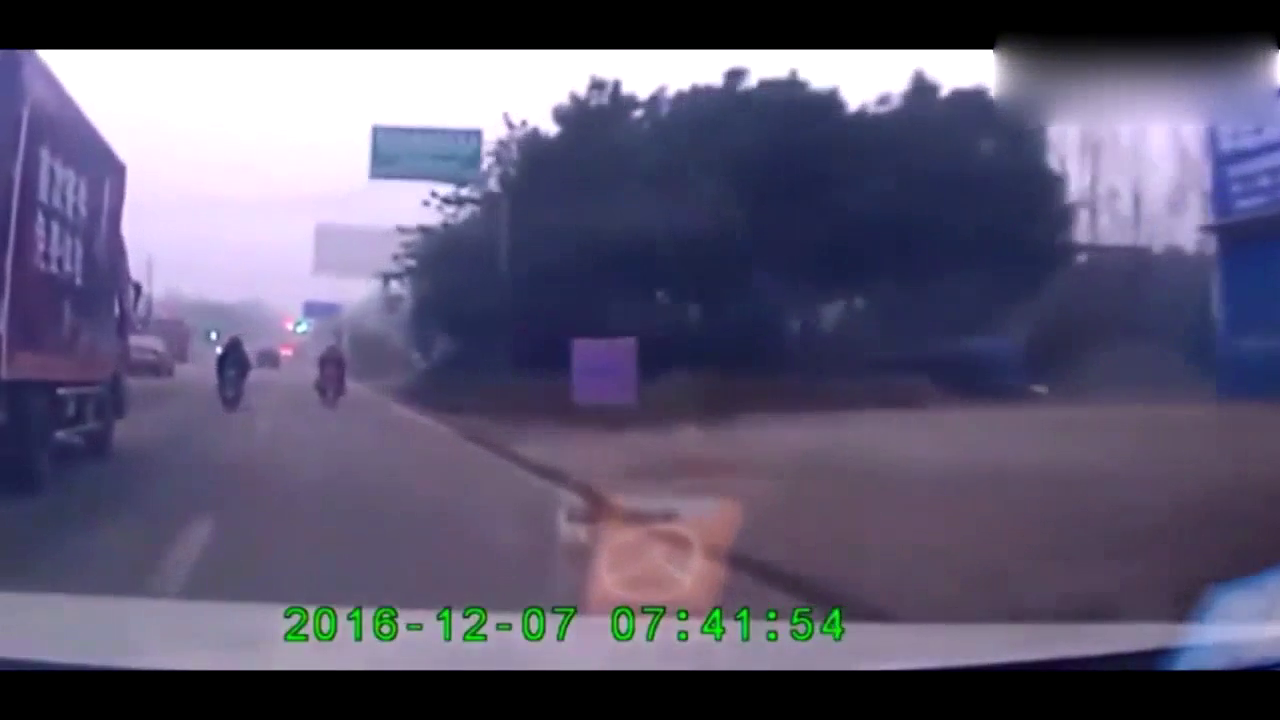 忍不了电动车挡道：小货车突然猛别将其顶翻