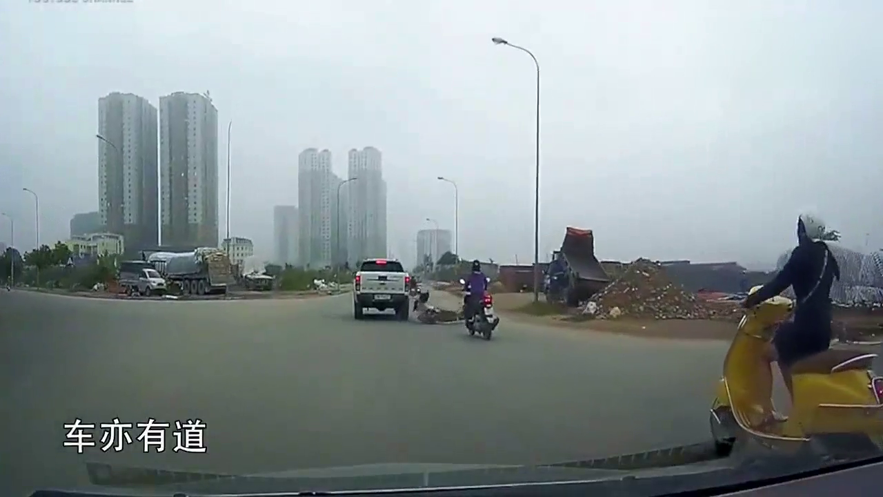 碰瓷的也太拼了，电动车女子猛撞皮卡