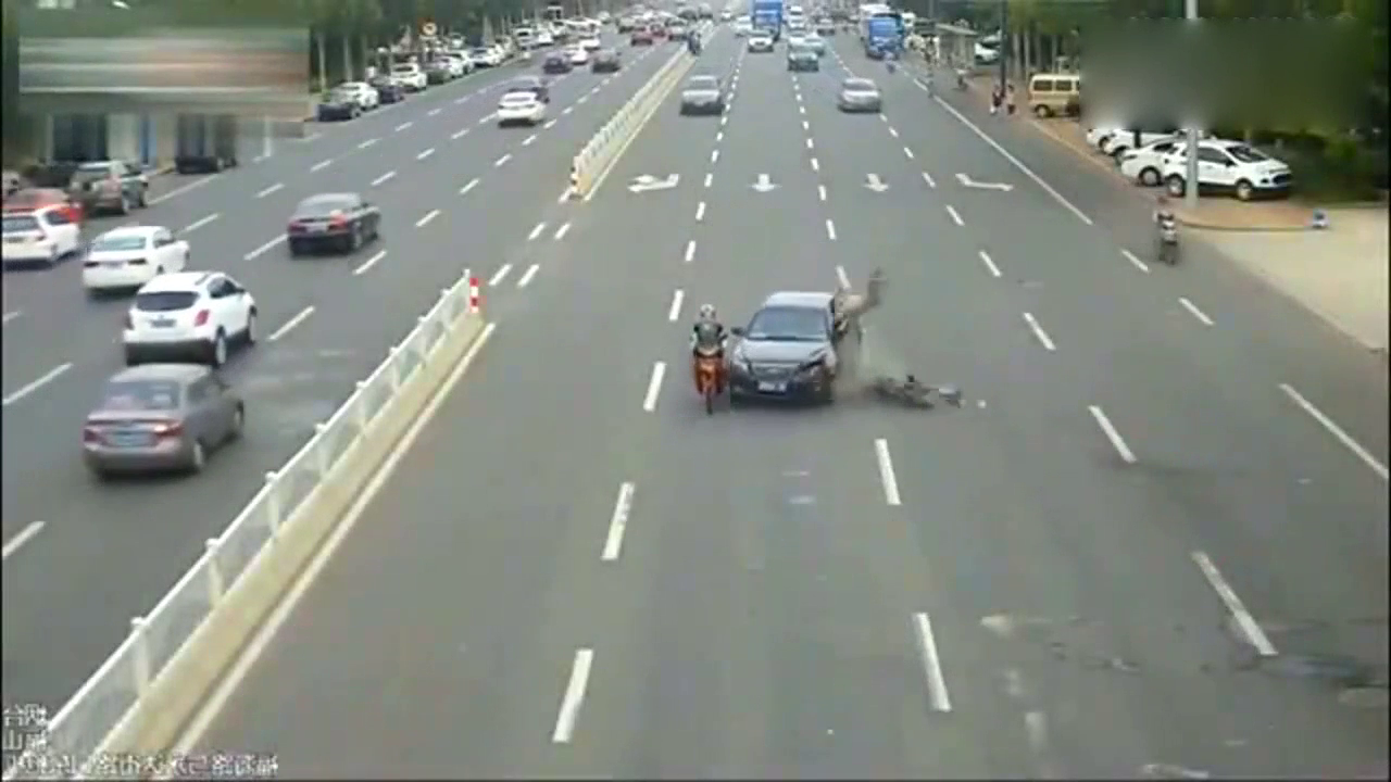 电动车嚣张逆行，谁能料到遇上狠角色，后悔来得及吗