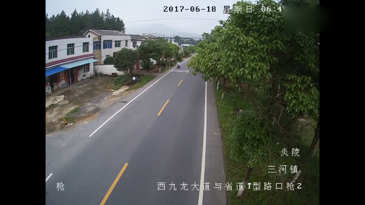 电动车司机不走心，载着全家人就往沟里冲