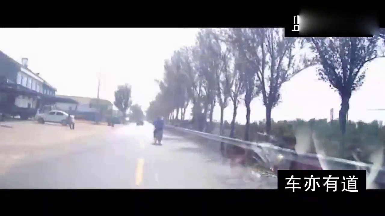 电动车变道不回头看，惨遭后车追尾