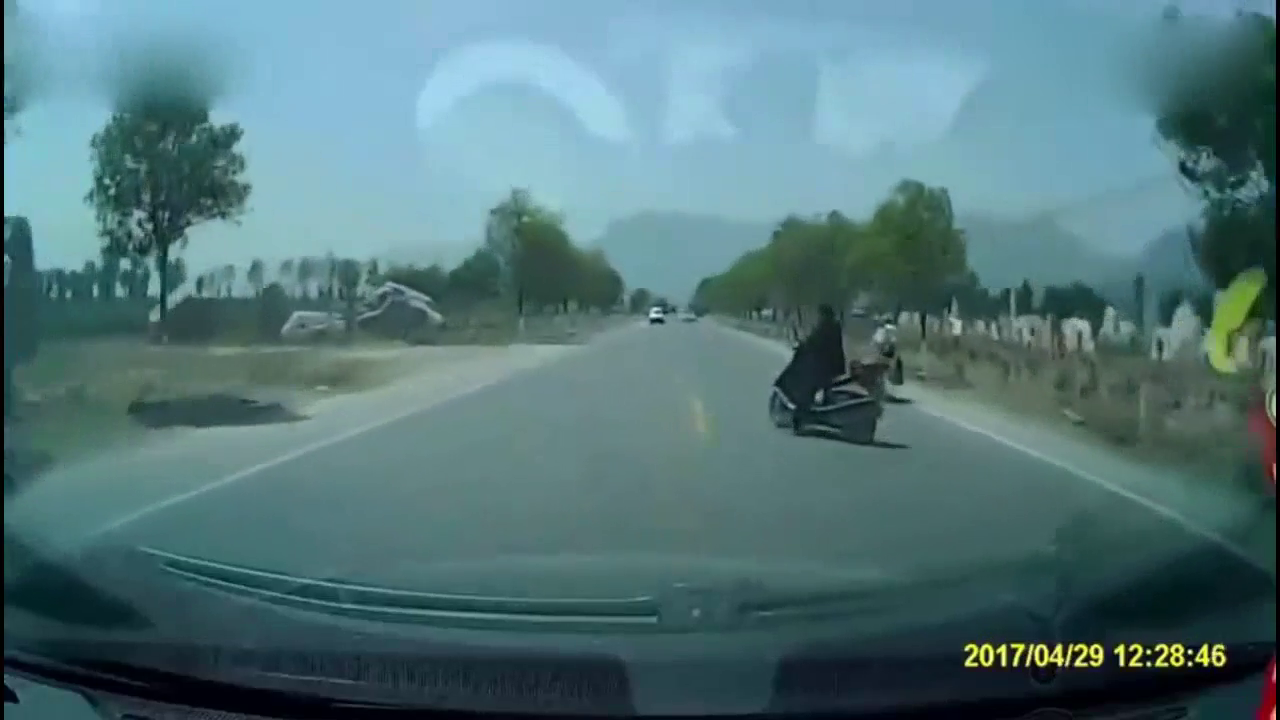 电动车女子变道太霸道，都撞上了也没回头看一下！