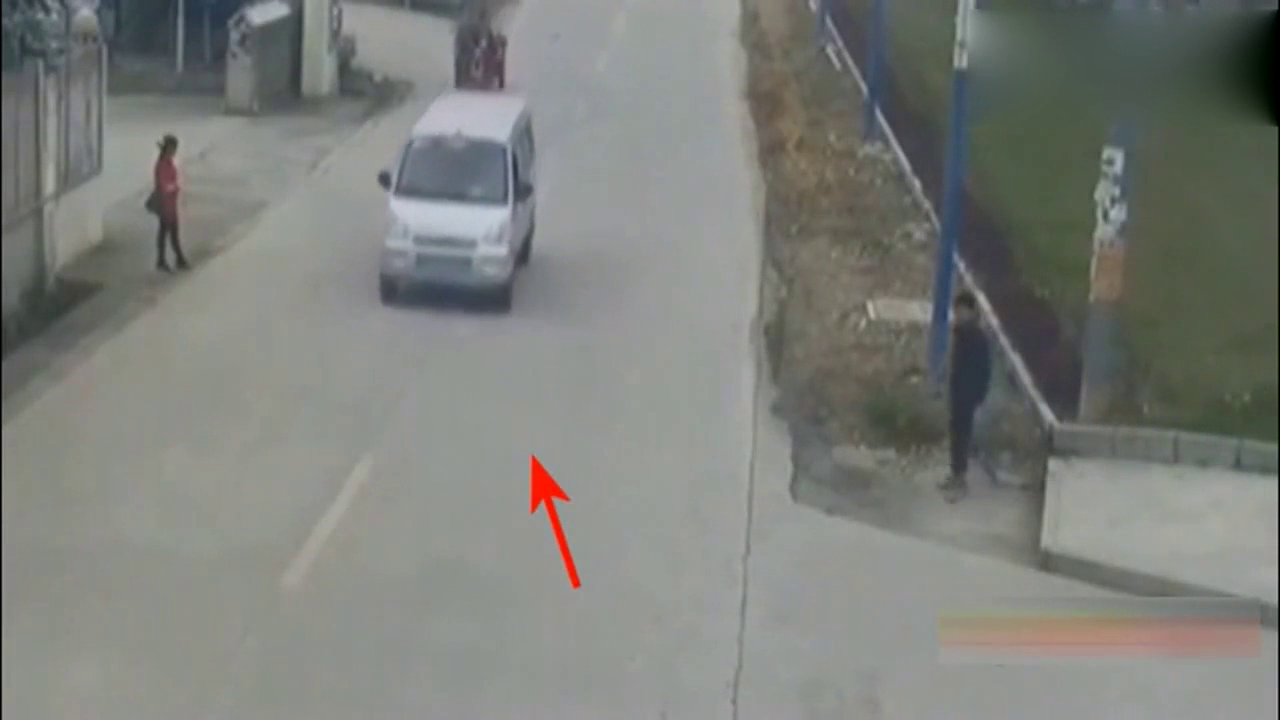 低空飞行的电动车，猛烈撞上面包车，可怕一幕