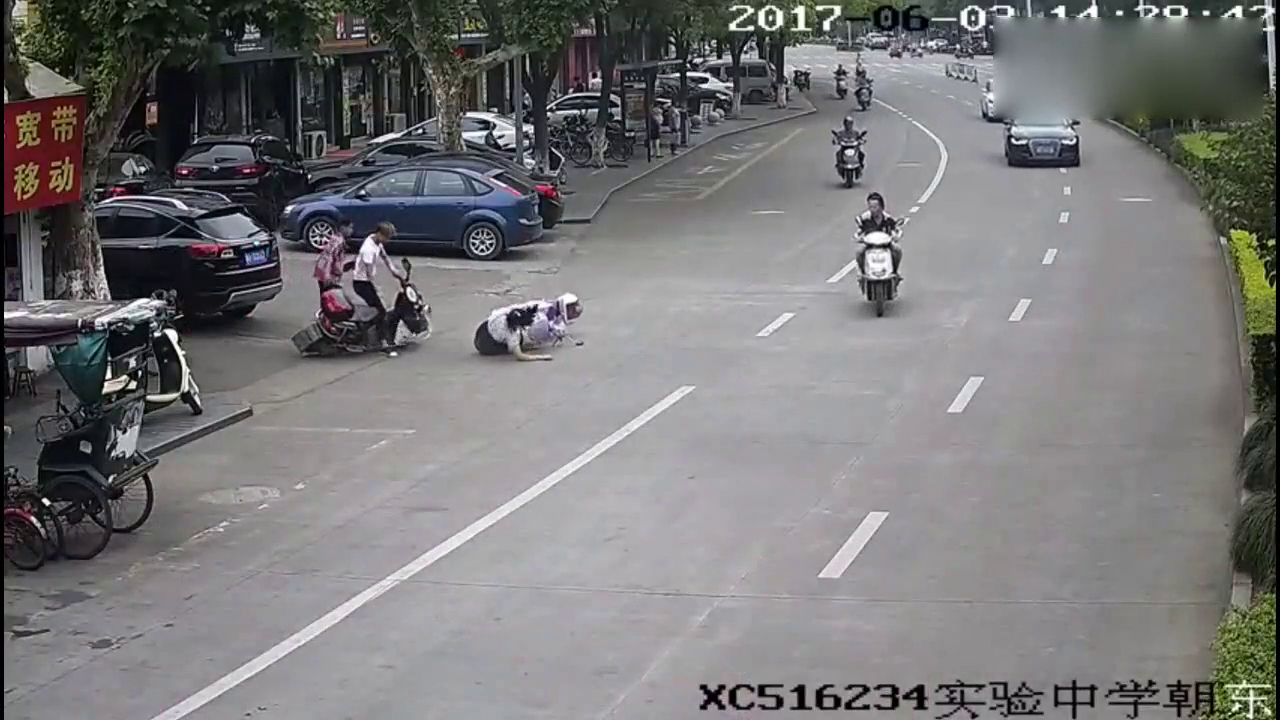 电动车女子怎么也没想到，会被逆行车猛烈撞翻