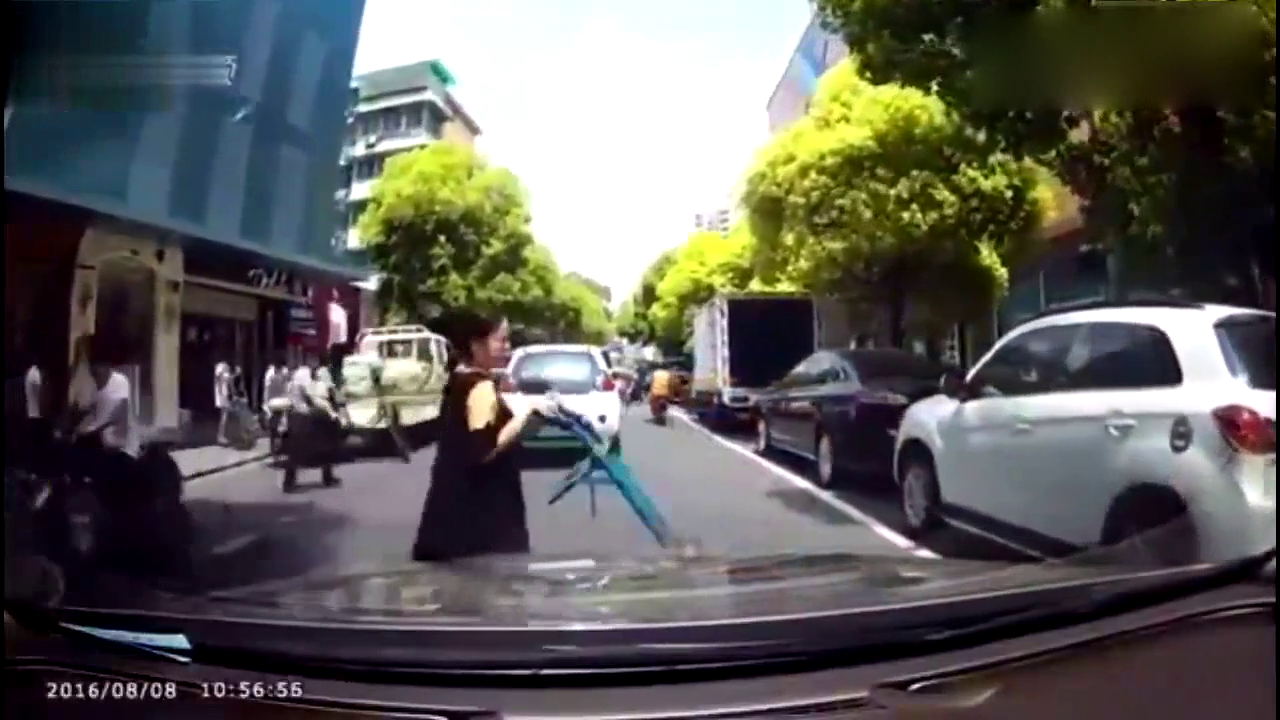女老板推着拖车见缝就钻，不慎撞上电动车，记录仪拍令人尴尬瞬间