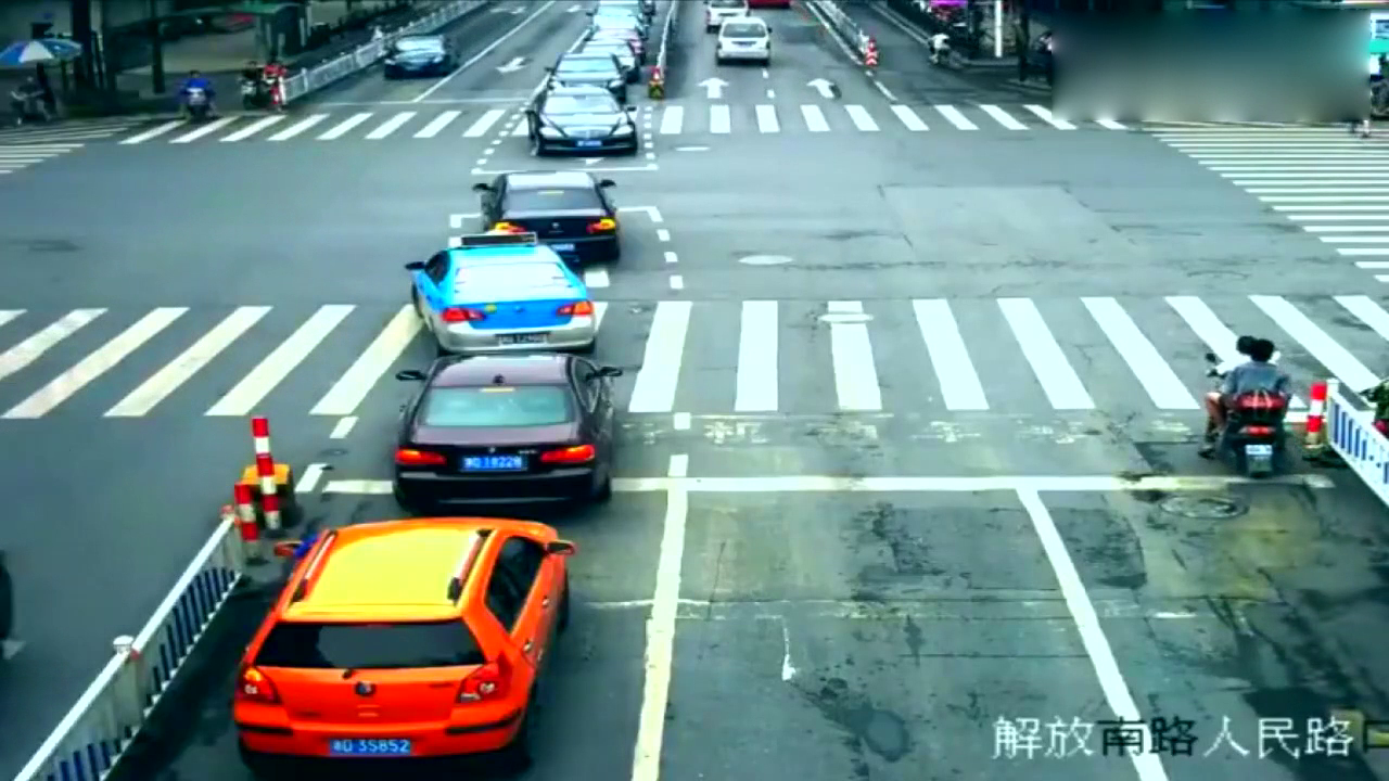 监控拍摄：红灯还剩3秒电动车冲了出去，没想到这是生命最后的3秒