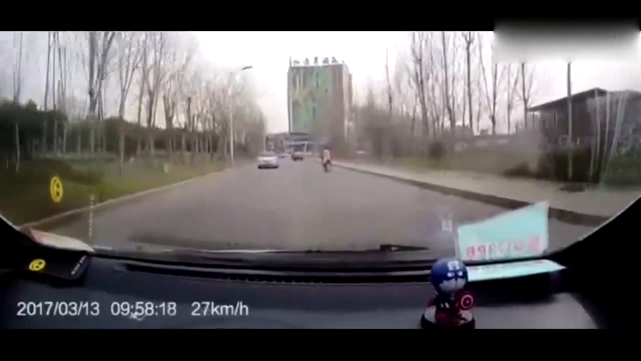 记录仪实拍：电动车右转打滑完美漂移