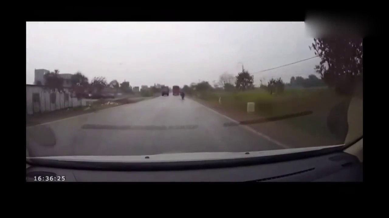 雨天电动车不看路直接横切左拐 被撞飞后命丧马路