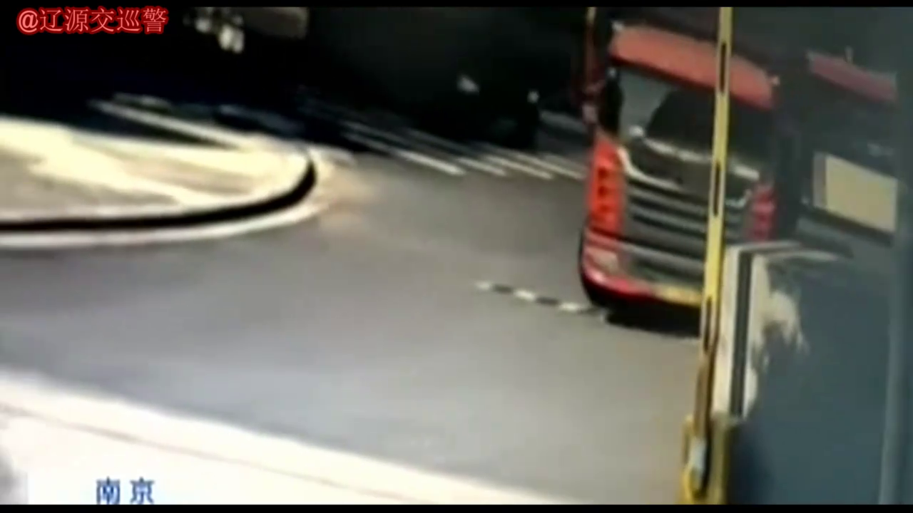 女子骑电动车直行时，没有反应过来就被右转的大货车撞倒并碾压！