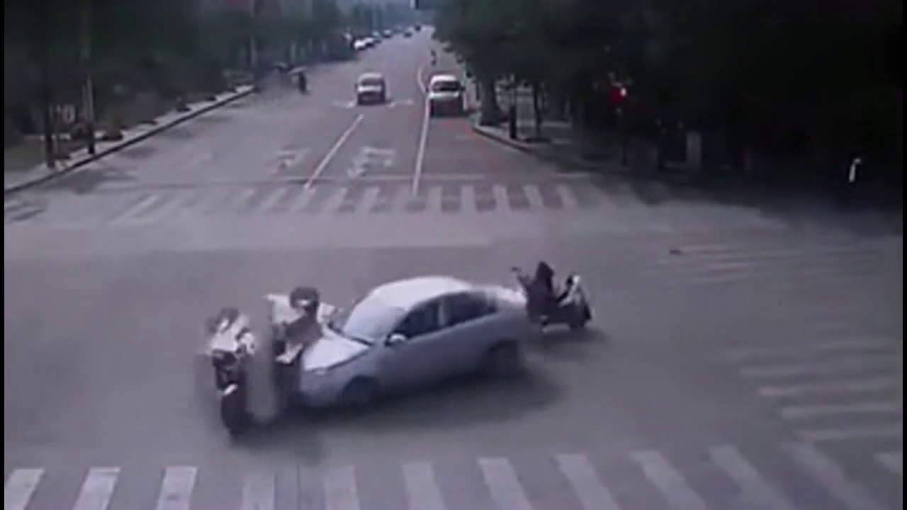 血的教训！电动车跟三轮结伴闯红灯惨被撞飞！