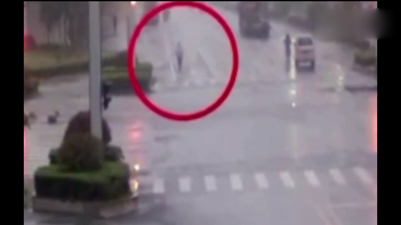 女子骑电动车路口抢黄灯，结果被快速行驶过来的出租车撞失忆！