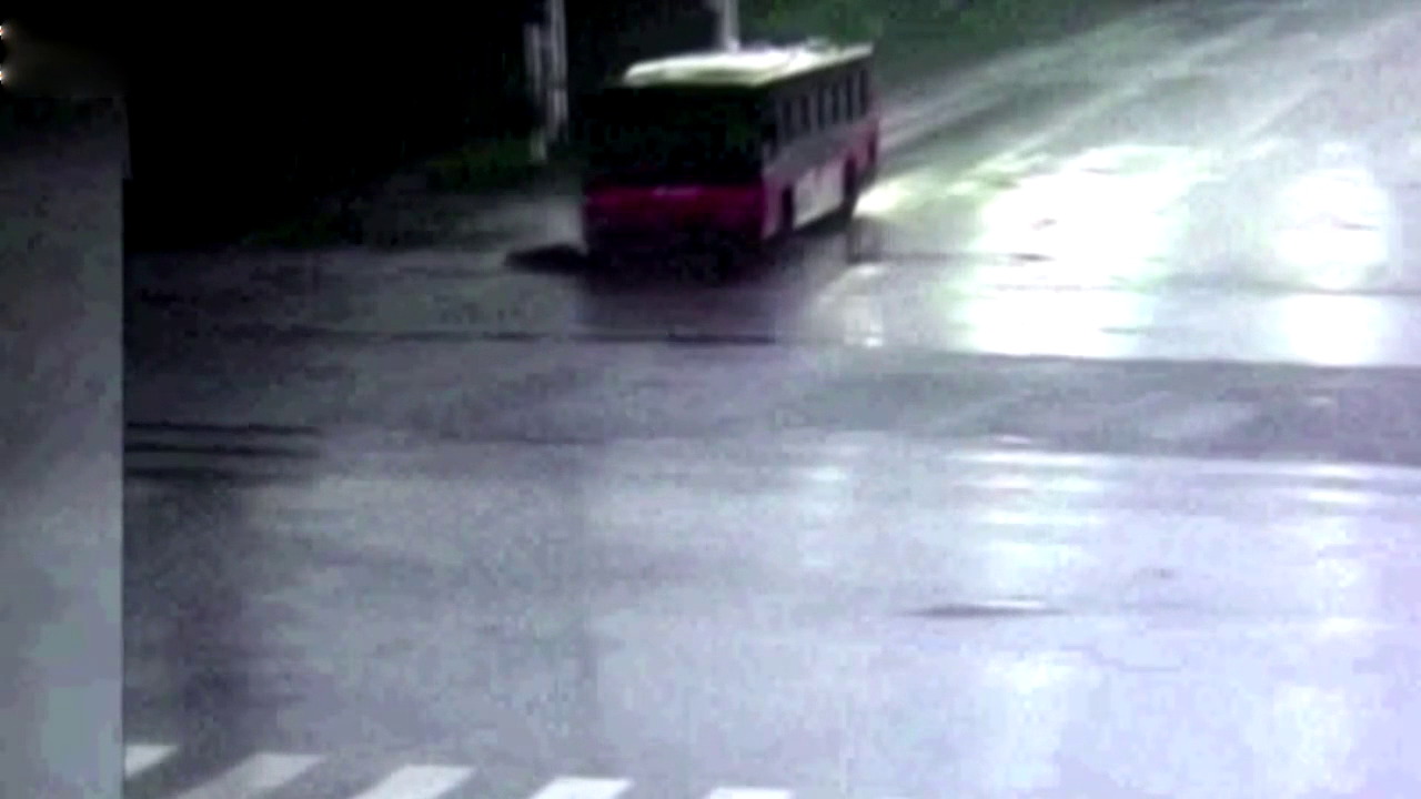 雨天穿雨衣视线极差 电动车还若无其事闯红灯 付出了生命的代价