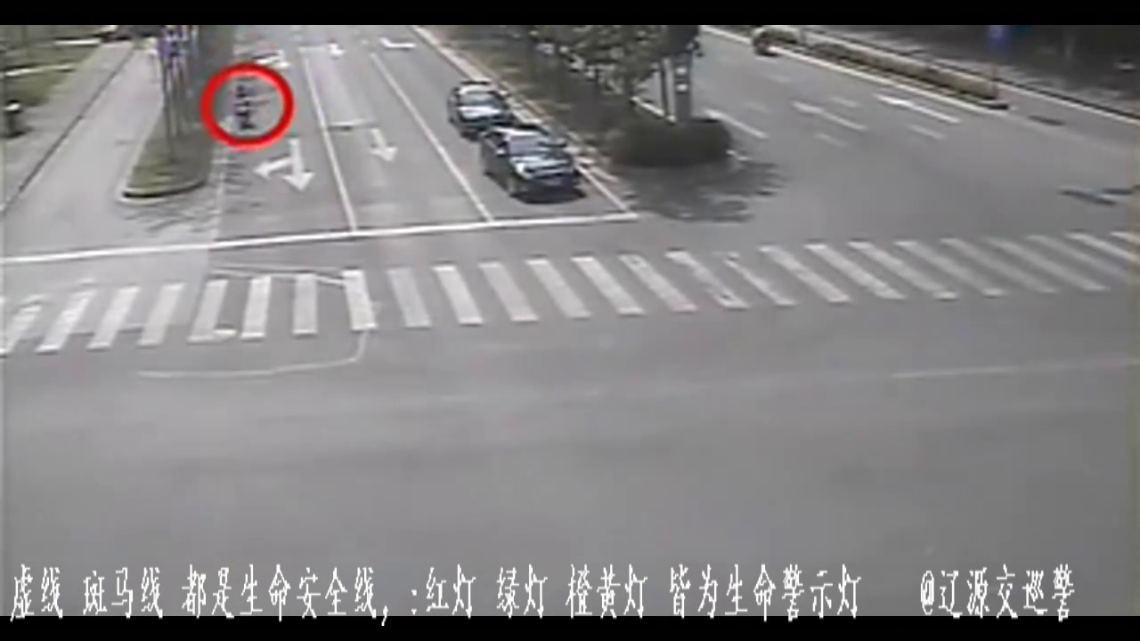 她骑电动车猛烈变道， 终于付出了惨痛代价！