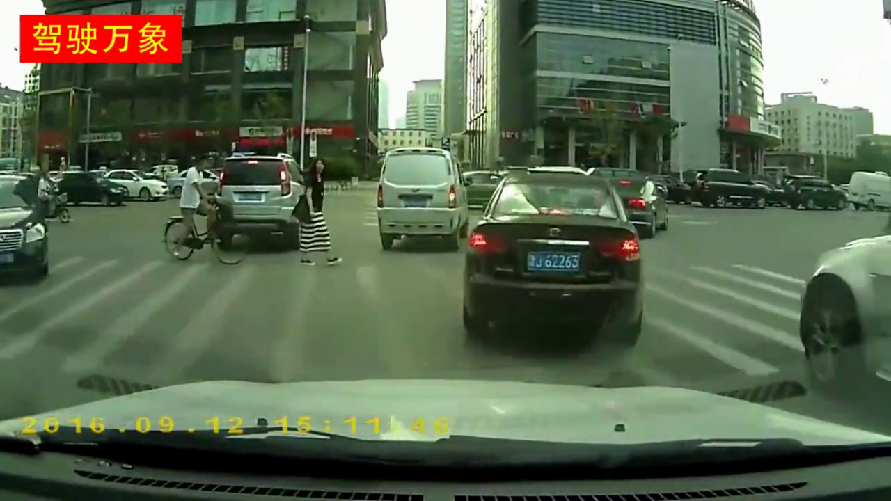 把车缝中钻出的电动车给撞到，赔了800块