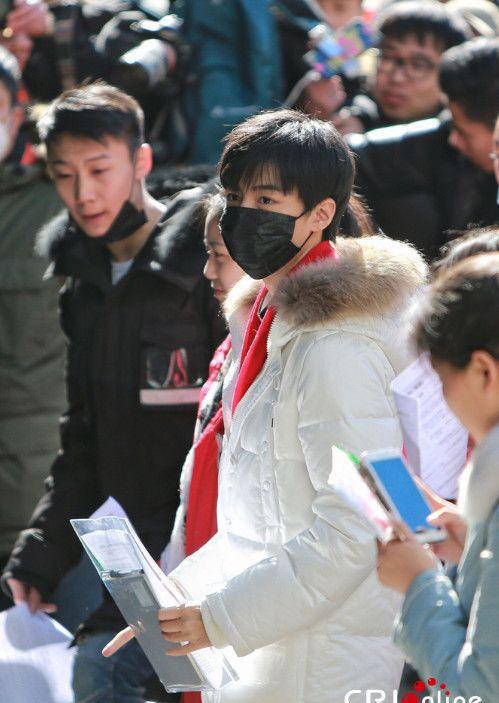 北影门外再现众多明星脸考生 网友：实力才是硬道理