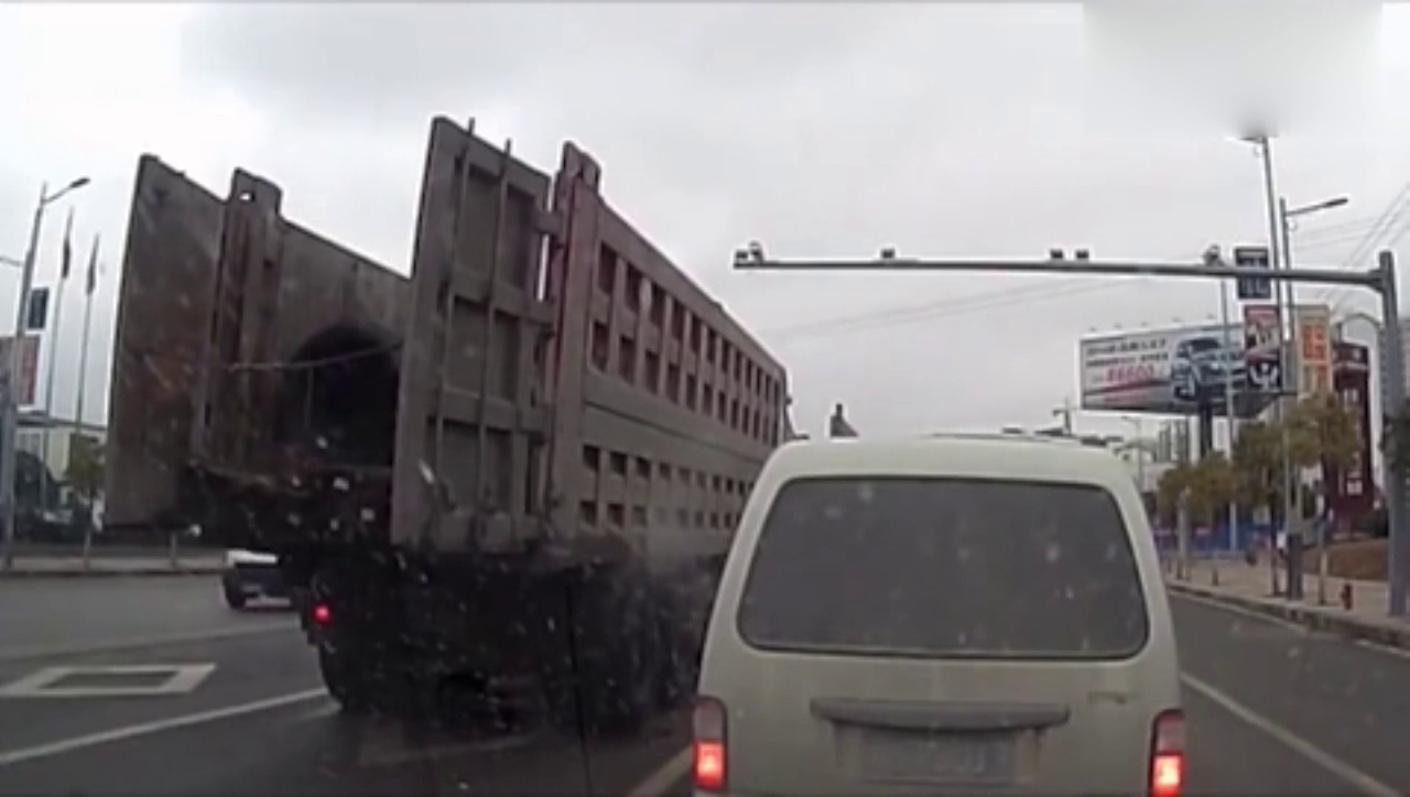 实拍一女司机把油门当刹车追尾大卡车的尾部，被大车卡住拖行