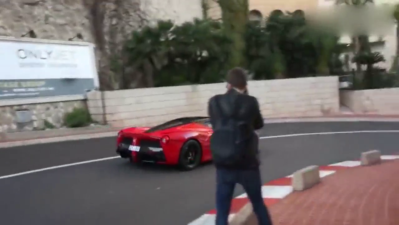 国外骚气炸街的超级跑车 随时都能当个车展看