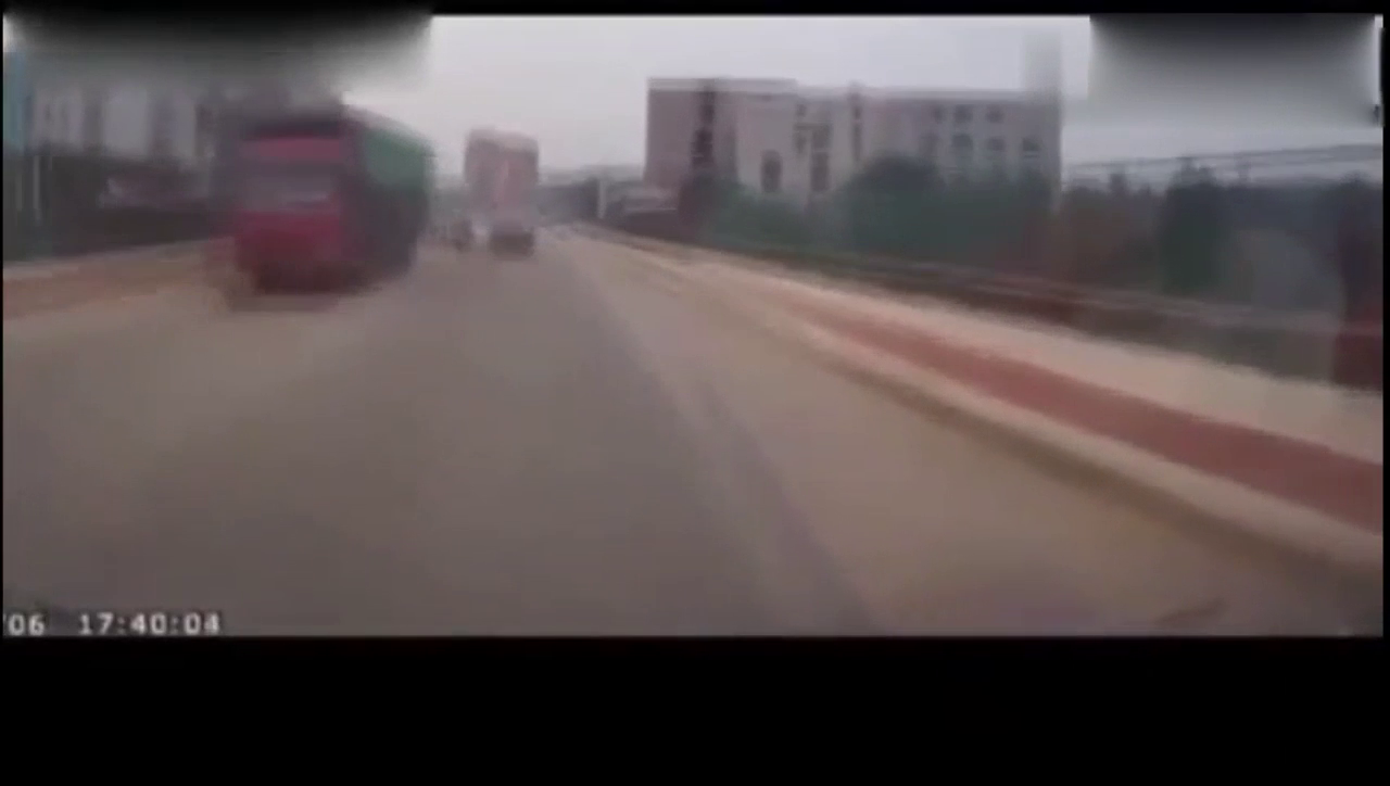 电动车和轿车抢道被直接撞翻，她没想到更惨的还在后头！